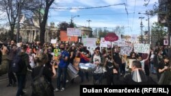 Detalj sa protesta ispred Narodne skupštine Srbije u Beogradu 10. aprila 2021, na kojem se okupilo više hiljada ljudi sa zahtevom da se obustave svi projekti štetni po životnu sredinu, kao i da se propisi usklade sa najvišim ekološkim standardima.