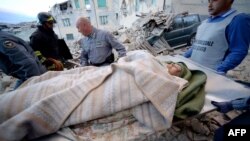 Իտալիա - Փրկարարները մարդու են դուրս բերում փլատակներից, Ամատրիչե, 24-ը օգոստոսի, 2016թ․