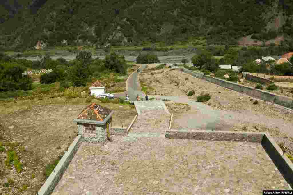 Sumuq qalasından İlisunun bir hissəsi belə görünür.