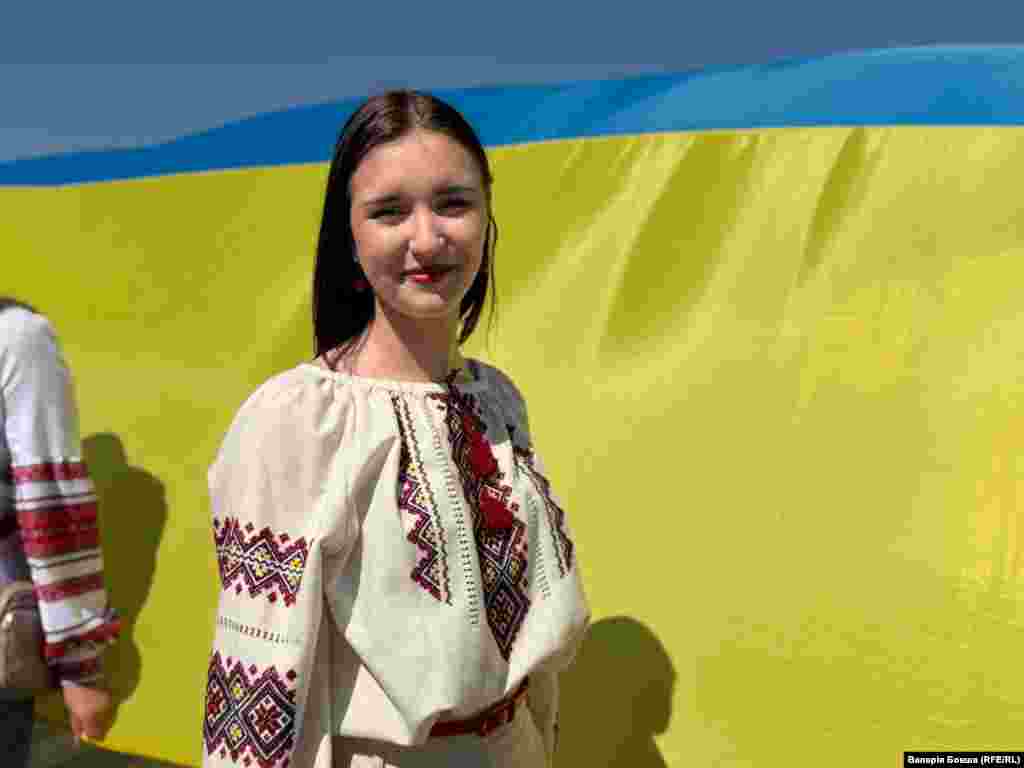 Учасниця акції Марина розповіла Радіо Свобода, що вона не з Дніпра, а з Донеччини. «Для мене незалежність виборюють. І я щиро вдячна кожному нашому захисникові, які виборюють просто зараз цю незалежність, що ми маємо змогу ось так йти по Дніпру з величезним стягом нашої країни», – сказала дівчина. Дніпро, 24 серпня 2026 року