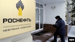 An employee of the Russian oil company Rosneft enters the company's headquarters in Moscow on December 8. 