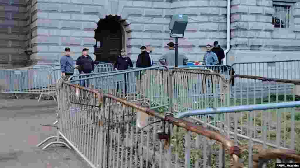 Ograđen sa svih strana metalnim ogradama, ulaze su obezbeđivali pojedinci koji nisu bili u uniformama. 