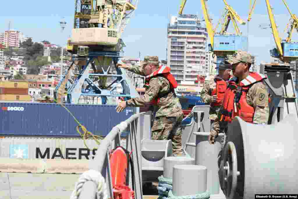 Marinarët e Ushtrisë amerikane hedhin një konop nga anija &quot;Charles P. Gross&quot;, para fillimit të përgatitjeve për Defender-Europe 21.&nbsp;