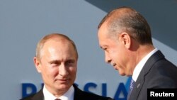 Президент России Владимир Путин (слева) и премьер-министр Турции Реджеп Тайип Эрдоган (справа) перед саммитом G20 в Санкт-Петербурге, 5 сентября 2013 г. 