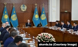 Қазақстан президенті Қасым-Жомарт Тоқаев (ортада) үкіметтің кеңейтілген отырысына қатысып отыр (архивтегі фото)