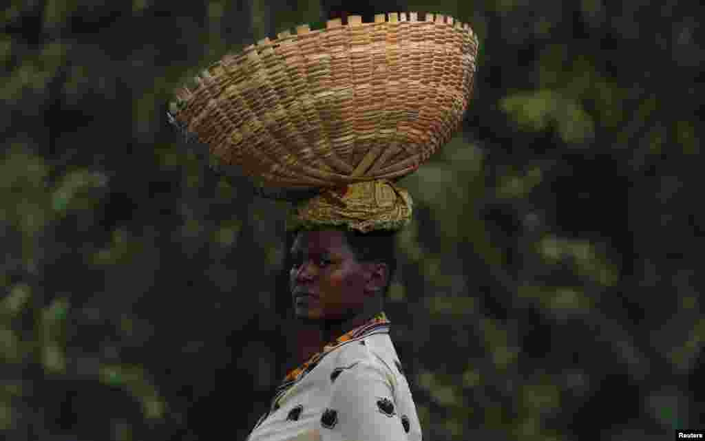 Burundili qadın. REUTERS/Mike Hutchings