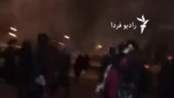 شلیک گاز اشک آور به معترضان در خیابان آزادی- ۲۲ دی ۹۸