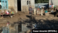 Ștefana Bodea (60 de ani), în locuința sa inundată din comuna Slobozia Conachi. 