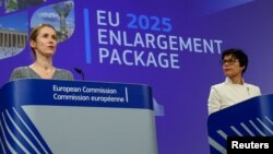 Ýewropa Komissiýasynyň wise-prezidenti Kaýa Kallas we Ýewropanyň giňelmek boýunça komissary Marta Kos 4-nji noýabrda Brýusselde ÝB-niň giňemek baradaky ýyllyk bukjasyny hödürleýärler.