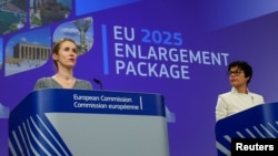 Șefa politicii externe a UE, Kaja Kallas (stânga), și comisara europeană pentru extindere, Marta Kos, prezintă raportul anual al Uniunii Europene privind extinderea, la Bruxelles, Belgia, 4 noiembrie 2025.