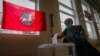 Възрастна дама гласува в руския референдум за промени в конституцията