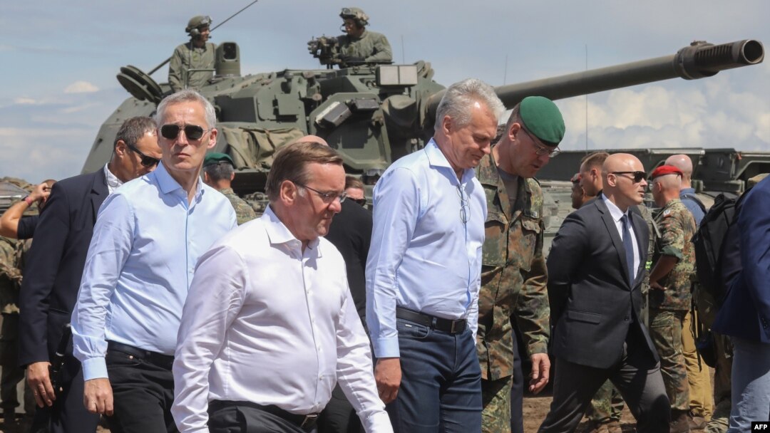 26 iunie, Pabrade, Lituania: Secretarul general al NATO, Jens Stoltenberg (s) se alătură președintelui Lituaniei, Gitanas Nauseda (d) și ministrului apărării din germania, Boris Pistorius (c) la un exercițiu militar germano-lituanian.