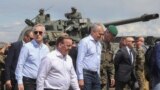 Secretarul general al NATO, Jens Stoltenberg (stânga), președintele Lituaniei, Gitanas Nauseda (dreapta), și ministrul german al apărării, Boris Pistorius (centru), vizitează tabăra de antrenament de la Pabrade, Lituania, 26 iunie 2023.