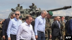 Jens Stoltenberg NATO-főtitkár, Gitanas Nausėda litván elnök és Boris Pistorius német védelmi miniszter az észak-atlanti szövetség hadgyakorlatán 2023. június 26-án