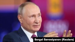Vlagyimir Putyin a Közvetlen vonal elnevezésű fórumon Moszkvában 2021. június 30-án