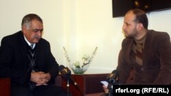 غلام حسین فخری رییس ادارهء عالی مبارزه با فساد اداری افغانستان در جریان مصاحبه با سید فتح محمد بها خبرنگار رادیو آزادی در کابل.