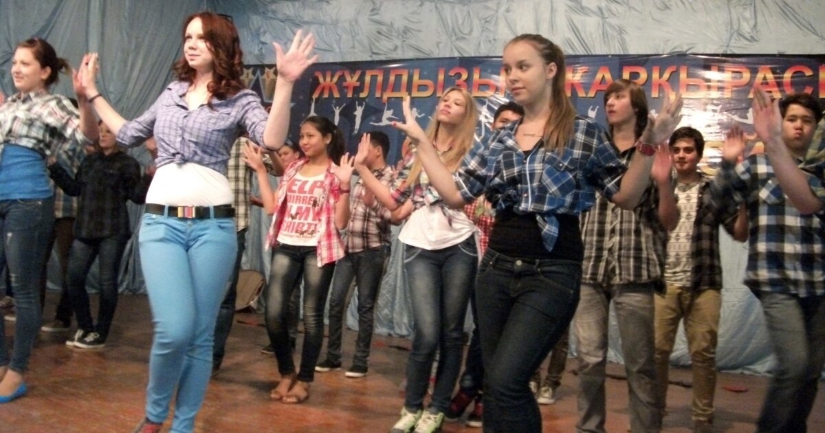 Сексуалдық әйелдің видеорепортажы Гинекологтың порнотексеруі