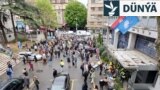 Studentler teleradio binasynyň öňüni petikleýär. 15-nji aprel, 2025 ý. Belgrad. Serbiýa.