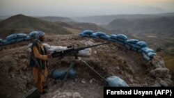 Проурядовий ополченець на опорному пункті протистояння «Талібанові» в провінції Балх на півночі Афганістану, що поєднує країну з Узбекистаном і загалом із Центральною Азією, 11 липня 2021 року