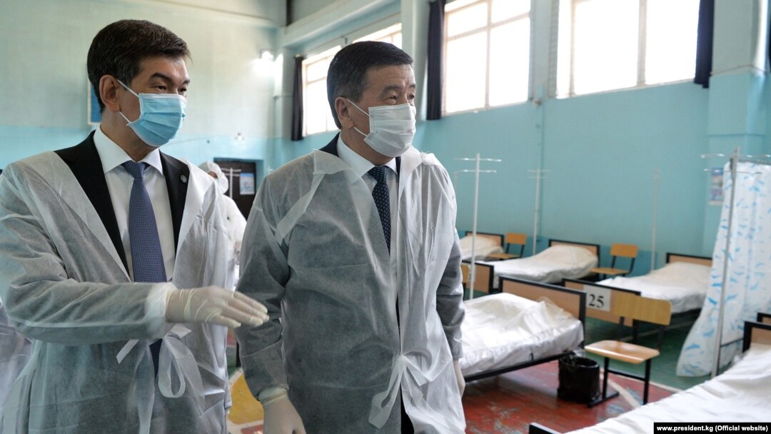 Президент Сооронбай Жээнбеков жана Бишкек мэри Азиз Суракматов. 2020-жылдын 8-июлу.