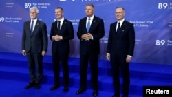De la stânga la dreapta: Președinții Cehiei (Petr Pavel), Letoniei (Edgars Rinkevics), României (Klaus Iohannis) și Poloniei (Andrzej Duda) pozând pentru presă la începutul summitului în format București 9, la 11 iunie, la Riga.