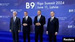 Președintele Republicii Cehe Petr Pavel, președintele Letoniei Edgars Rinkevics, președintele României Klaus Iohannis și președintele Poloniei, Andrzej Duda, pozează pentru presă în timpul formatului Bucharest Nine (B9), Riga, Letonia, 11 iunie 2024