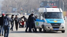 Силовики задерживают протестующих во время митинга сторонников оппозиции. Алматы, 1 марта 2020 года.