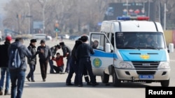 Полиция задерживает протестующих после гибели активиста Дулата Агадила в СИЗО при загадочных обстоятельствах. Алматы, 1 марта 2020 года