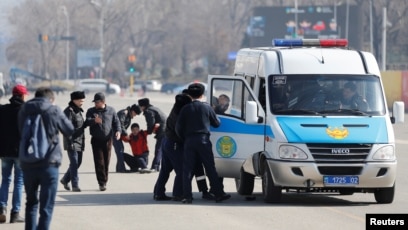 Үйде бауды қалай жасауға болады Ол порно суреттердің артында тұрған позада