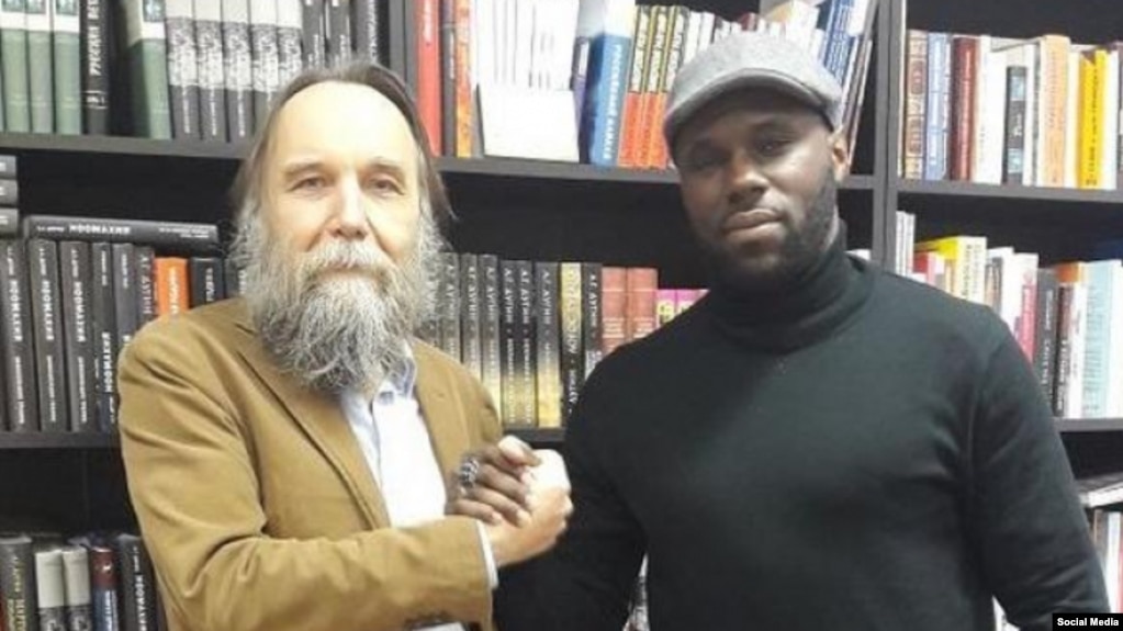 Радикальный французско-африканский политик, активист и блогер Кеми Себа и российский философ и пропагандист Александр Дугин. Москва, декабрь 2017 года. Фото из Инстаграма Кеми Себы