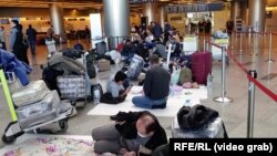 Муҳоҷирони узбек дар фурудгоҳи Внуковои канори Маскав мунтазири парвоз истодаанд