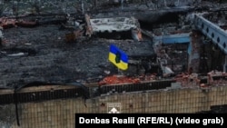 Український прапор над міськрадою Куп'янська. Січень 2026 року.