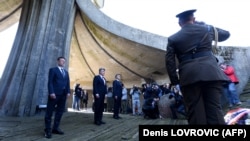 Sa komemoracije žrtvama Jasenovca aprila 2022. Andrej Plenković, premijer Hrvatske, je prvi s ljeva, od trojice postrojenih najviših zvaničnika.