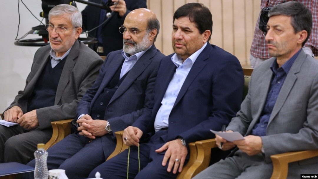 پرویز فتاح (نفر اول از راست) در کنار محمد مخبر، رئيس ستاد اجرایی «فرمان امام»، از جمله خزانه‌دارهای مهم رهبر محسوب می‌شوند. 