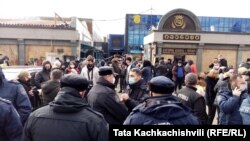 Акция протеста торговцев у входа на рынок «Имерети» в Кутаиси