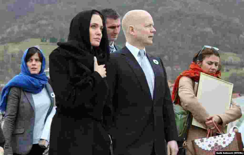 Američka glumica i humanitarka Angelina Jolie posjetila je Srebrenicu 28. marta 2014. godine.