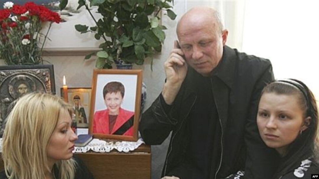 Дочери Александра Козулина объявили голодовку и прекратили ее, только когда их отца доставили на похороны жены. Сам Козулин прекращать голодовку не намерен