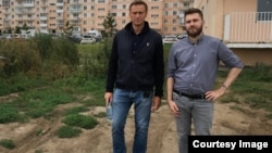 Daniil Markelov (right) with Russian opposition leader Alekei Navalny (file photo)