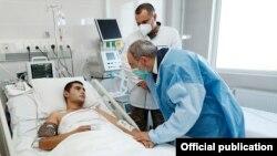 Armenian Prime Minister Nikol Pashinian visits a military hospital in Yerevan where soldiers wounded during fighting in Nagorno-Karabakh are treated. October 23, 2020.