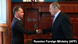 Russian Foreign Minister Sergei Lavrov (right) meets with his German counterpart, Heiko Maas, in Moscow on August 11.