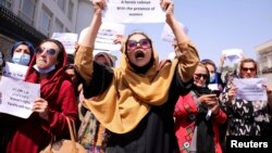 Gratë afgane dhe aktivistët protestojnë për më shumë liri para pallatit presidencial në Kabul, Afganistan, 3 shtator 2021.
