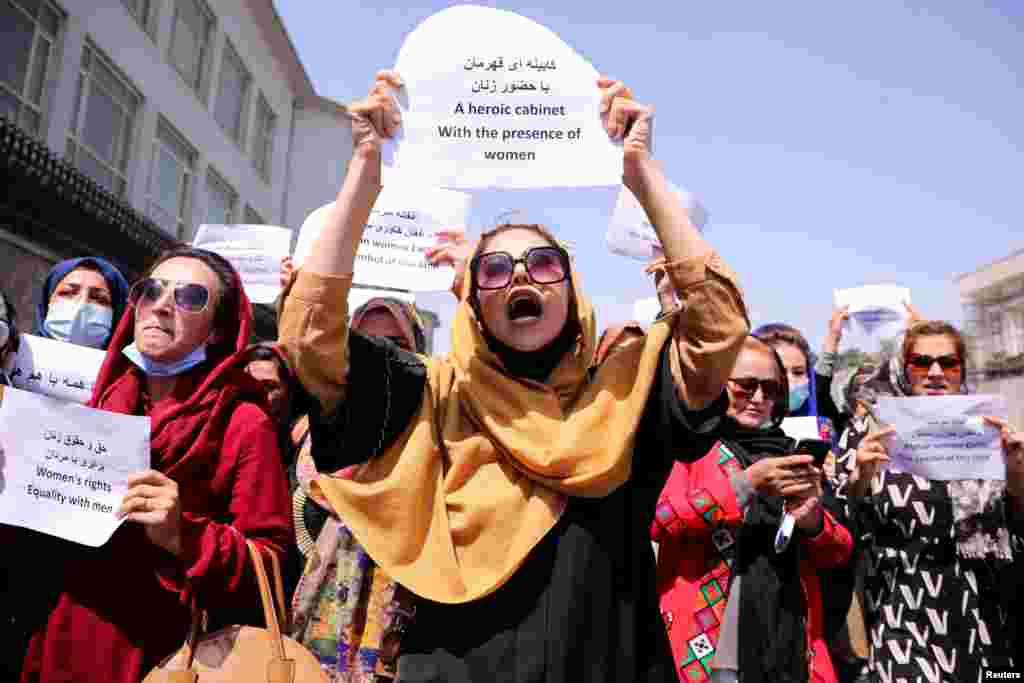 Un grup de activiste care apără drepturile femeilor afgane protestează în fața palatului prezidențial din Kabul, pentru a solicita talibanilor păstrarea drepturilor și educației lor, 3 septembrie 2021.