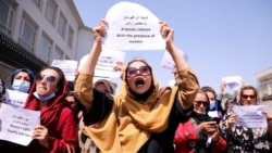 Könnygáz és figyelmeztető lövések: nőjogi tüntetéseket oszlattak fel a tálibok