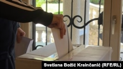 Državljani BiH u Srbiji glasali su na stari, tradicionalan način ubacivanjem koverte u glasačku kutiju, 4. oktobra, u Ambasadi BiH u Beogradu.