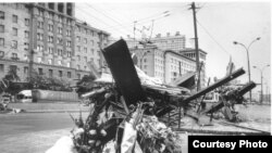 Улицы Москвы в 1991 году. Фото из архивов общества "Мемориал"
