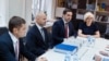 Fondatorul PDMM, Vladimir Cebotari (al doilea din stânga) și liderul formațiunii, Boris Foca, la depunerea cererii de înregistrare la CEC, pe 18 august