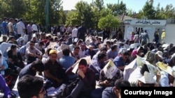 Iran's Oil Industry University students protest for lack of opportunities after graduation. 