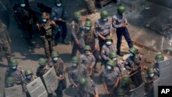 Policija i vojska Mjanmara na ulicama Jagona (4. mart)