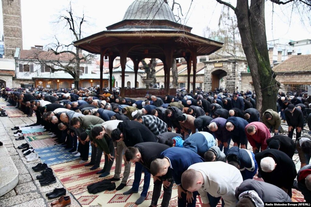Besimtarët myslimanë e falin Fitër Bajramin në Xhaminë e Beut në Sarajevë, 30 mars.