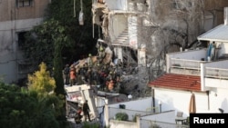 Impactul unei rachete iraniene, care a lovit o clădire din orașul Haifa în nordul Israel ului, pe 6 aprilie